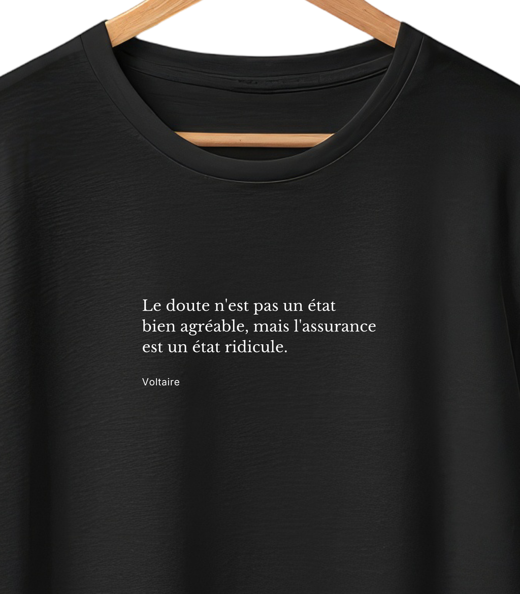 Camiseta negra con cita de Voltaire sobre la duda
