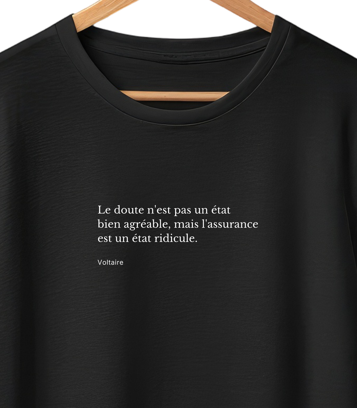 Camiseta negra con cita de Voltaire sobre la duda